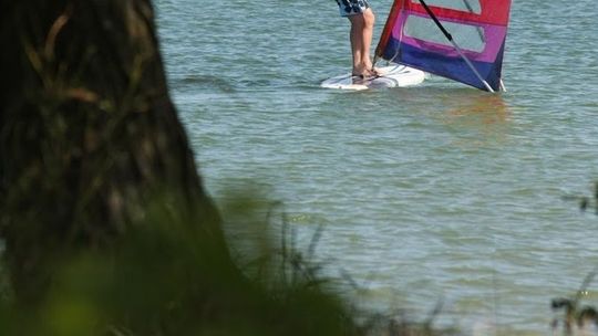 Niecodzienna interwencja strażaków na jeziorze Krasne. Nie miał sił, żeby wrócić do brzegu