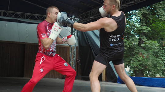 Niecodzienna walka w Ogrodzie Saskim. Nie chodziło o zwykły sparing, Kuba ma ważny cel