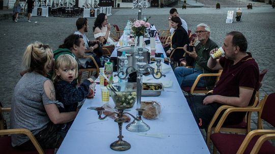 Niecodzienne spotkanie na Rynku w Kazimierzu. Mieszkańcy zasiedli do wspólnej kolacji