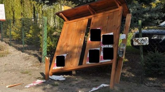 Niedawno zniszczył znaki drogowe. Teraz zaatakował lampę uliczną i tablicę 