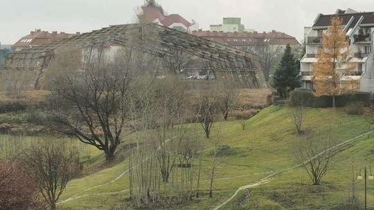 Niedokończona budowa straszy od lat. Co zamiast "szkieletu" na Czubach?