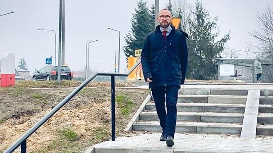 Niedokończony chodnik i połajanki byłego burmistrza. Po roku łącznik powstał