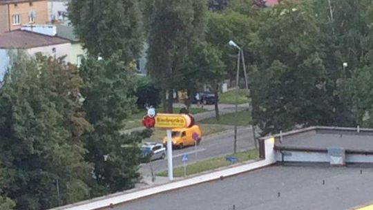 Niedowidząca kobieta weszła między auto a lawetę. Trafiła do szpitala