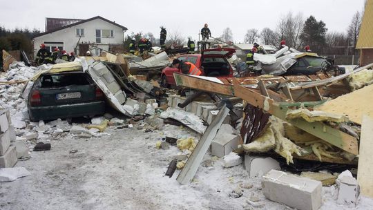 Niedrzwica Duża: Wybuch w warsztacie LPG, zawalił się budynek. Ranni rodzice i syn