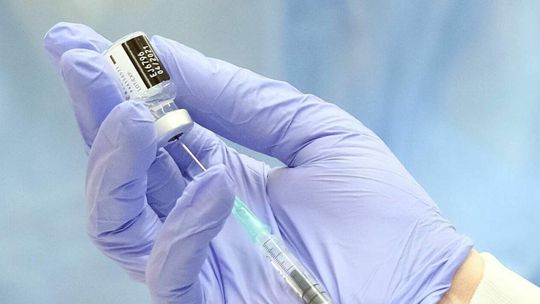 Niedzielski: od tempa szczepień i naszej ostrożności zależy to, co będzie się działo dalej