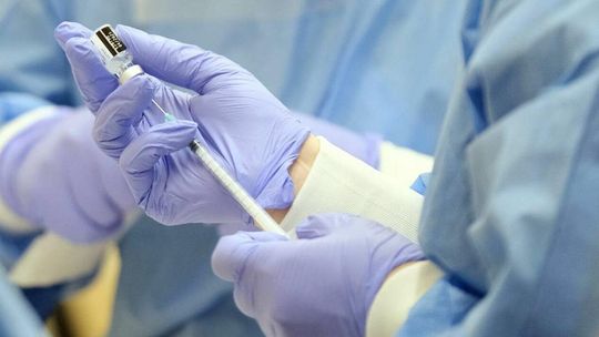 Niedzielski: przychylamy się do obowiązkowego szczepienia medyków przeciwko COVID-19