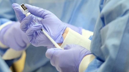 Niedzielski: system dostaw szczepionek w weekendy działa