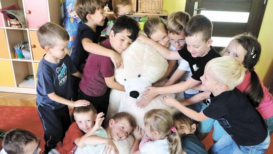 Niedźwiedź Wojtek patronem przedszkola. "Byłyśmy zaskoczone, że dzieci taka tematyka interesuje"
