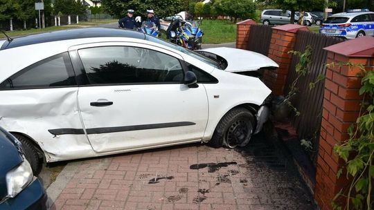 Niefrasobliwa rowerzystka i próba uniknięcia potrącenia. Finał na płocie