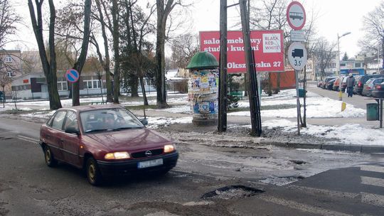 Niektóre ulice jak tor przeszkód. Codziennie zgłoszenia o uszkodzonych kołach