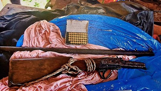 Nielegalna broń i amunicja ukryta w gospodarstwie