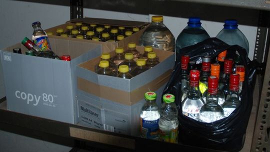 Nielegalna rozlewnia w Białej Podlaskiej: Wódka była w butelkach po sokach