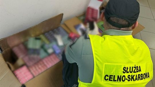 Funkcjonariusze Służby Celno-Skarbowej z Białej Podlaskiej i Zamościa udaremnili wprowadzenie do obrotu nielegalnych wyrobów tytoniowych. W wyniku przeprowadzonych kontroli zabezpieczono zarówno papierosy, jak i e-papierosy bez wymaganych znaków akcyzy.