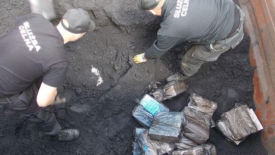 Nielegalne papierosy ukryli pod rudą żelaza