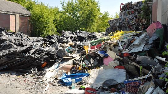 Nielegalne składowisko w centrum miasta. Odpady przewiozą do innego powiatu?