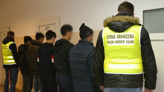 Nielegalni imigranci chcieli trafić na zachód Europy. Pomylili jednak ciężarówki i podróżowali do Rosji [zdjęcia]