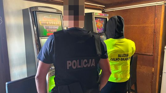 Nielegalny salon gier zlikwidowany. Policja znalazła automaty, gotówkę i amunicję