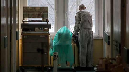 Niemal połowa Polaków uważa, że rząd nie panuje nad pandemią koronawirusa