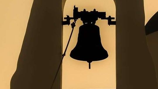 Niemcy grabili wszystko, więc mieszkańcy zakopali dzwon. Szukają kolejnych