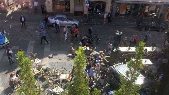 Niemcy: Samochód wjechał w tłum ludzi. Wiadomo kim był kierowca [wideo]