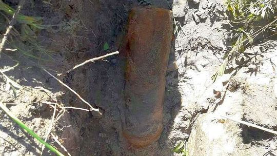 Niemieckie pociski rakietowe na torowisku. Pochodzą z wysadzonego pociągu?