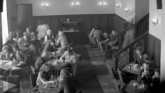 Niemoralne siedzenie na tarasie. O lubelskich kawiarniach w okresie PRL