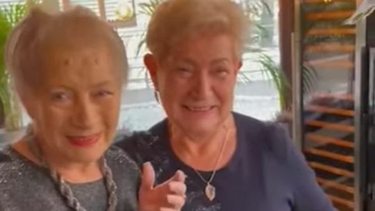 Niemowlęta zostawiono pod kościołem. Rozdzielone siostry spotkały się po 80 latach