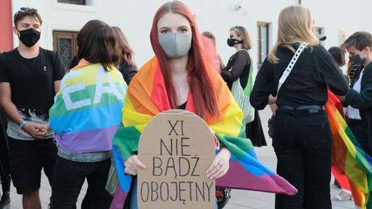 Niemy protest w obronie LGBT plus. Młodzi ludzie przyszli z tęczowymi flagami