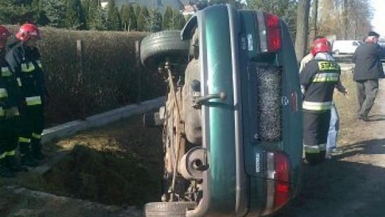 Nieodpowiedzialny kierowca wylądował w rowie. Wiózł dzieci