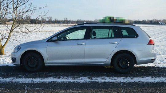 Nieogrodzona posesja i włączony volkswagen. Złodziej nie odjechał daleko  