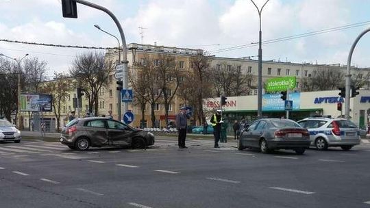 Nieoznakowany radiowóz zderzył się z seatem. Wypadek na Drodze Męczenników Majdanka