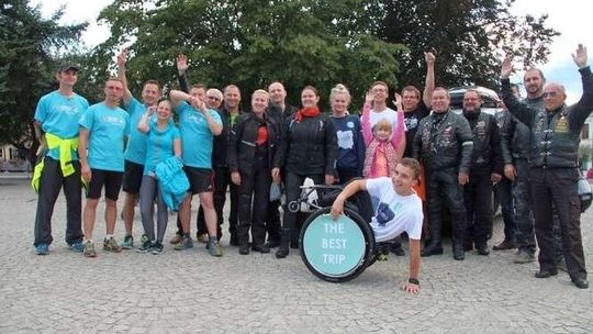 Niepełnosprawny Adrian przemierza Polskę na wózku. "Pomaganie uzależnia"