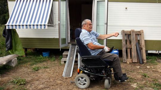 Niepełnosprawny o kandydatce do Senatu. \"Wyrzuciła mnie z domu\"