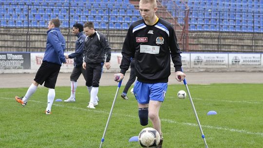 Niepełnosprawny piłkarz na treningu Motoru