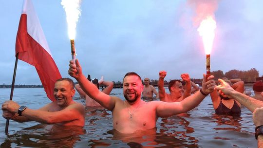 Niepodległościowe morsowanie. W Firleju sezon już rozpoczęty