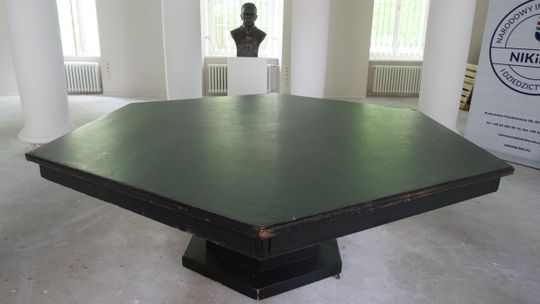 Niepozorny stół kryje za sobą niezwykłą historię. Teraz może zniknąć z Puław