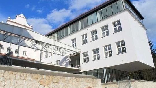 Nieprawidłowości przy budowie szkoły w Kazimierzu. Prokuratura wszczęła postępowanie