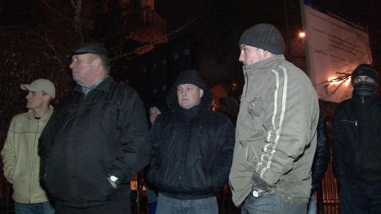 Nieprzespana noc w urzędzie. Mieszkańcy nie pozwolili wójtowi wynieść dokumentów