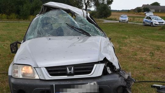 Nieprzytomny mężczyzna leżał na przydrożnej łące obok samochodu. Nie przeżył wypadku