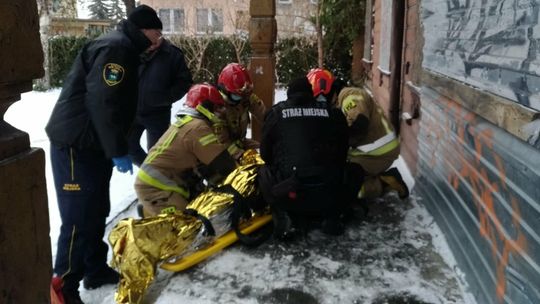 Nieprzytomny mężczyzna na ulicy. Zareagował świadek