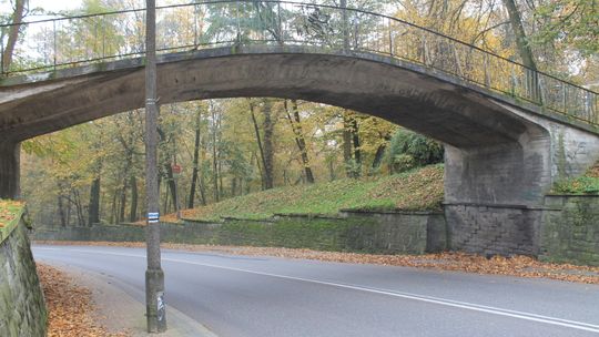 Nieprzytomny mężczyzna znaleziony na ulicy w Puławach. To nieszczęśliwy wypadek, czy pobicie?