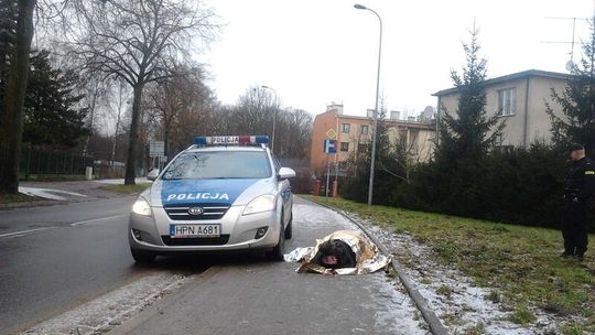 Nieprzytomny na ulicy przez godzinę czekał na karetkę