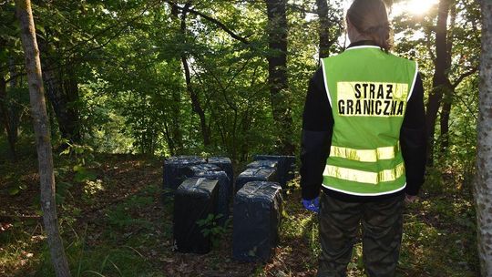 Nieśli podejrzane pakunki. Okazało się, że przemycali papierosy
