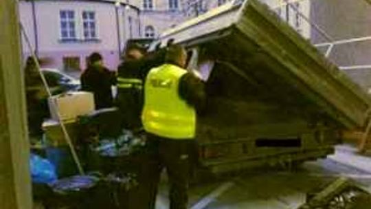 Niespodzianka w podwójnej podłodze dostawczaka