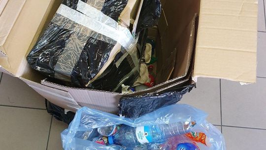 "Niespodzianka" w przesyłce. W paczce była nie tylko zamówiona część do samochodu