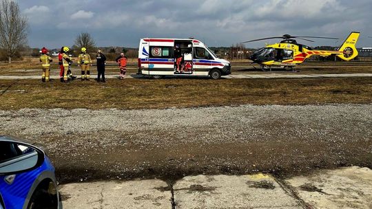 Nieszczęśliwy wypadek podczas palenia ogniska. Interweniowało pogotowie lotnicze 