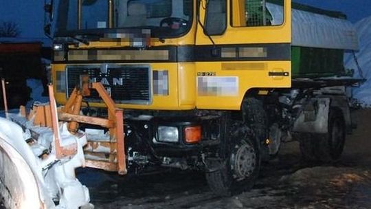 Nieszczęśliwy wypadek podczas próby naprawy pługopiaskarki