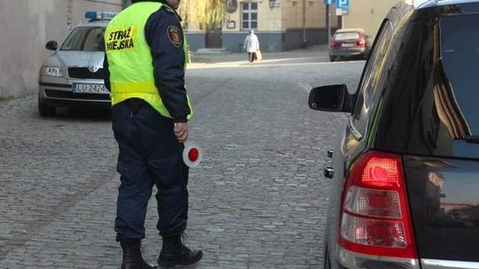 Nietypowa akcja strażników: Śnieg na dachu, pieszy na bagażniku, kobieta w oplu