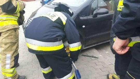 Nietypowa interwencja strażaków. Rozcinali blokadę na kole założoną przez straż miejską