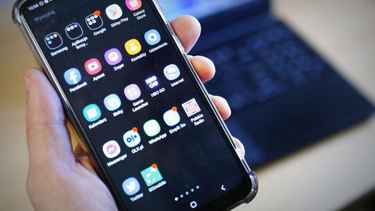 Nietypowa pomyłka oszusta. Ofiara odzyskała 43 tysiące